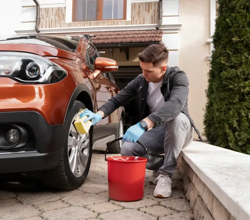 Lavage auto à domicile Grande-Synthe : professionnel intervenant sur un véhicule
